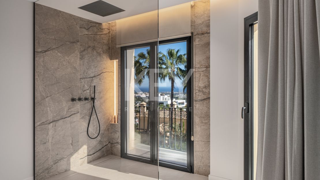 Fully renovated townhouse with sea views and rooftop lounge in La Quinta, Benahavís