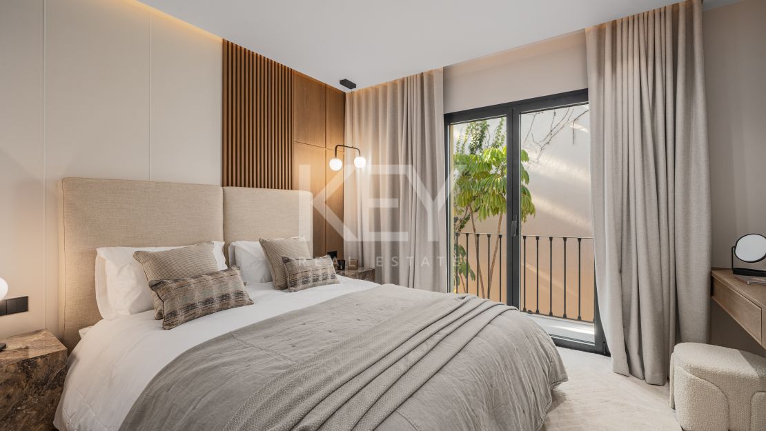 Fully renovated townhouse with sea views and rooftop lounge in La Quinta, Benahavís