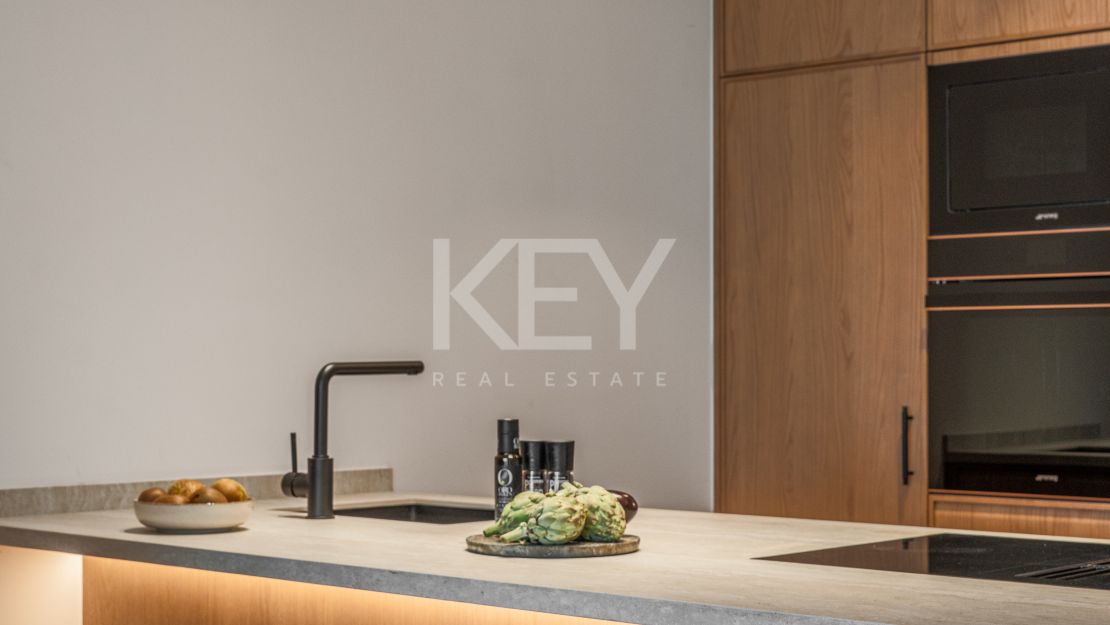 Fully renovated townhouse with sea views and rooftop lounge in La Quinta, Benahavís