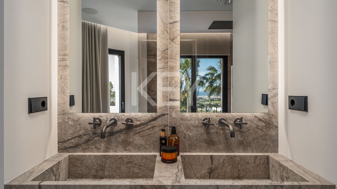 Fully renovated townhouse with sea views and rooftop lounge in La Quinta, Benahavís