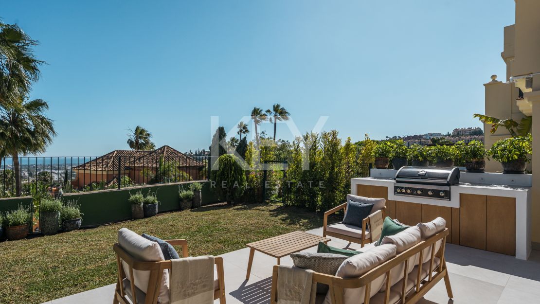 Fully renovated townhouse with sea views and rooftop lounge in La Quinta, Benahavís