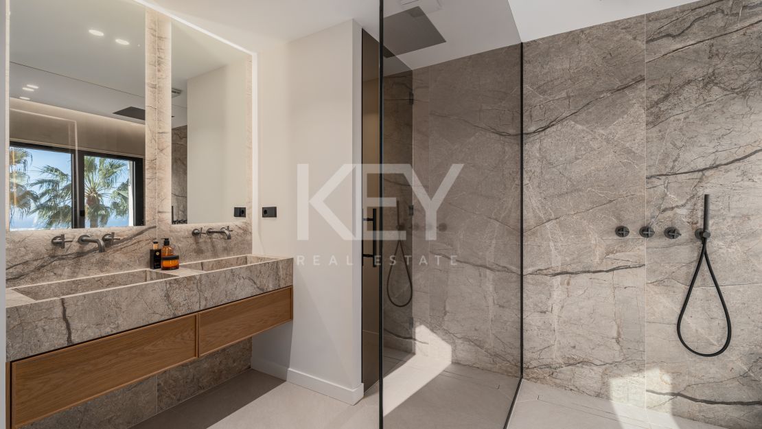 Fully renovated townhouse with sea views and rooftop lounge in La Quinta, Benahavís