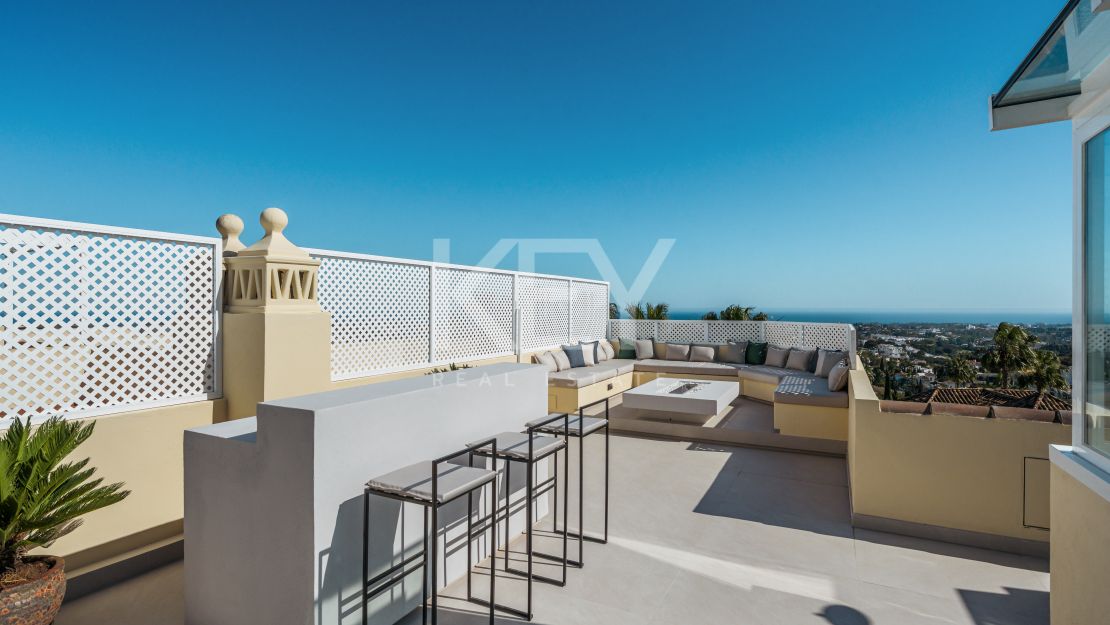 Fully renovated townhouse with sea views and rooftop lounge in La Quinta, Benahavís