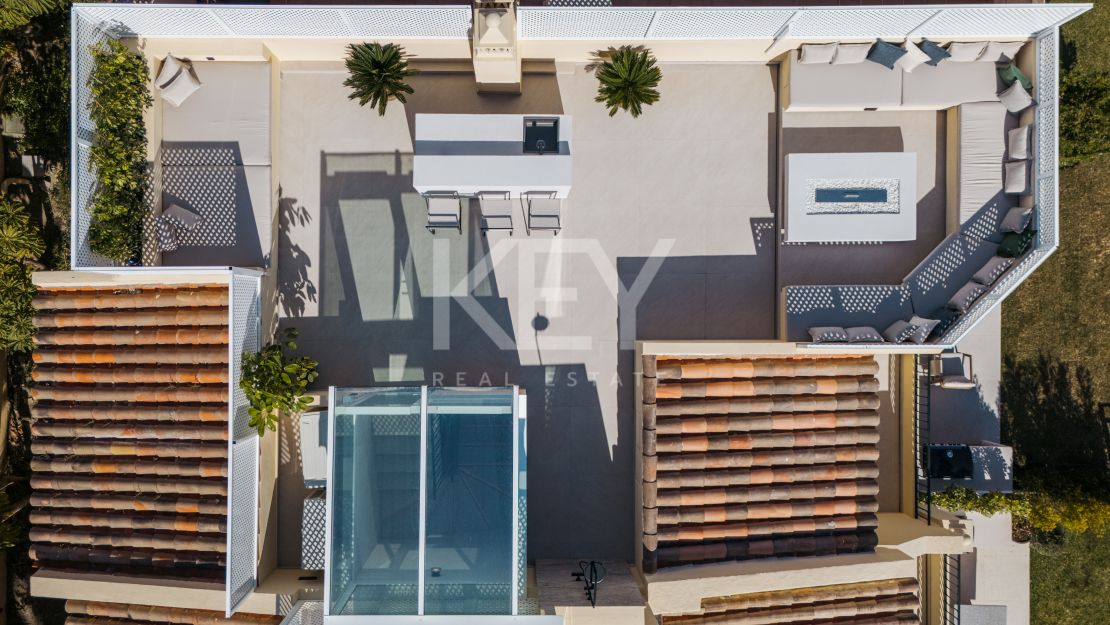 Fully renovated townhouse with sea views and rooftop lounge in La Quinta, Benahavís