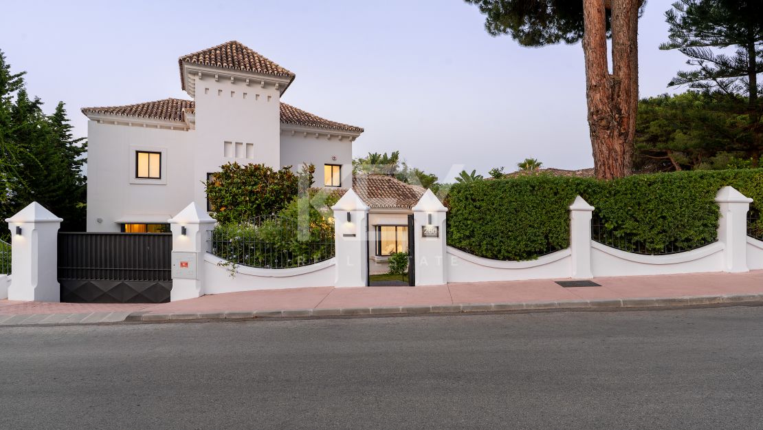 Andalusian-style villa with panoramic golf and mountain views in Las Brisas, Nueva Andalucía
