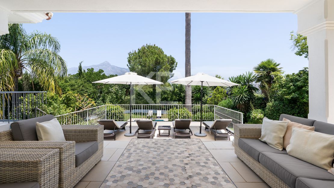 Andalusian-style villa with panoramic golf and mountain views in Las Brisas, Nueva Andalucía
