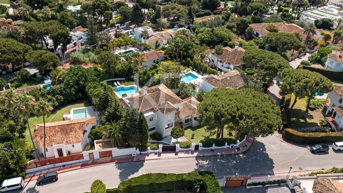 Andalusian-style villa with panoramic golf and mountain views in Las Brisas, Nueva Andalucía