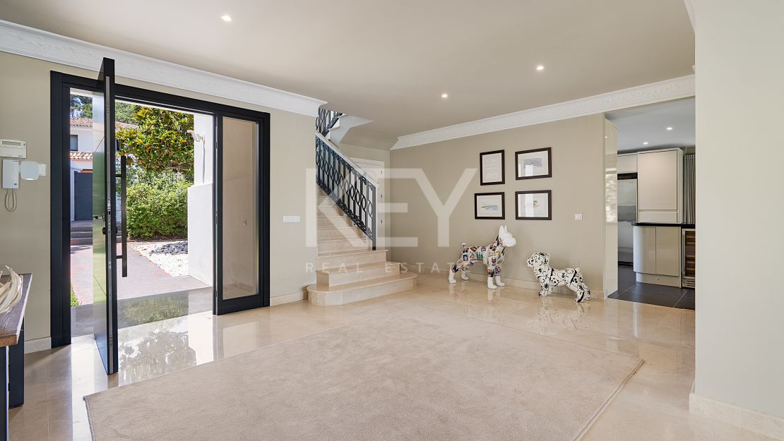 Andalusian-style villa with panoramic golf and mountain views in Las Brisas, Nueva Andalucía