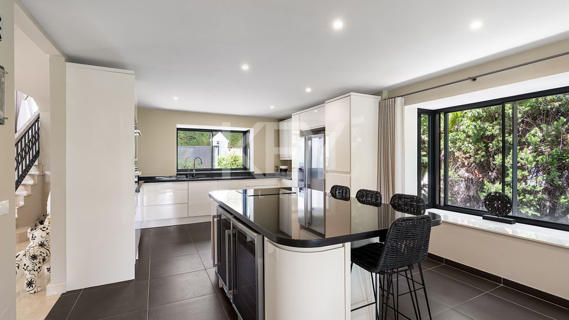 Andalusian-style villa with panoramic golf and mountain views in Las Brisas, Nueva Andalucía