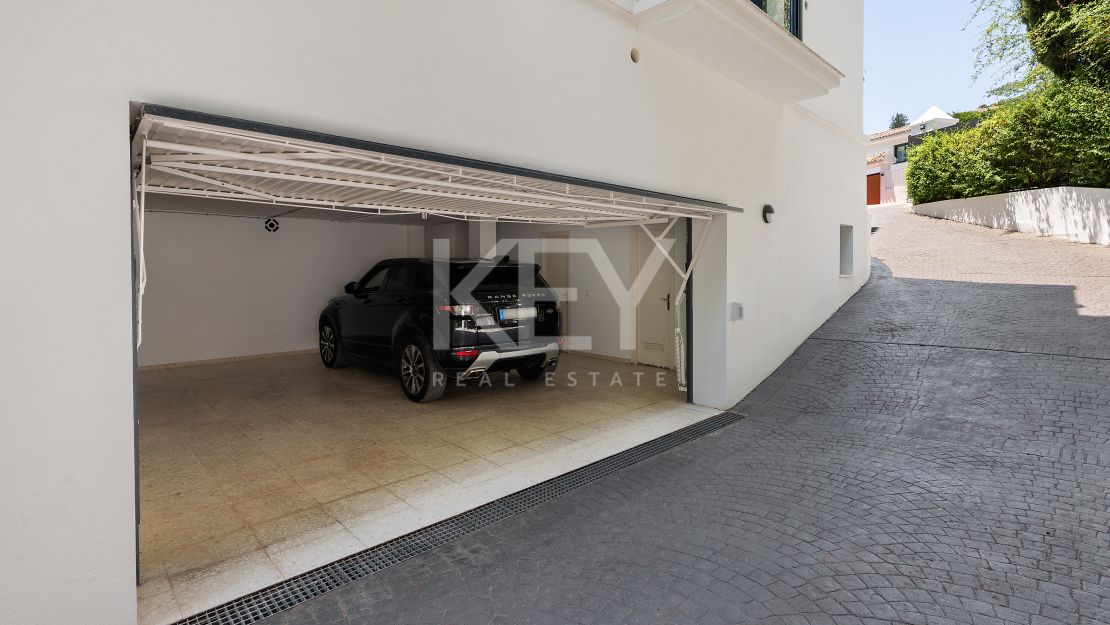 Andalusian-style villa with panoramic golf and mountain views in Las Brisas, Nueva Andalucía