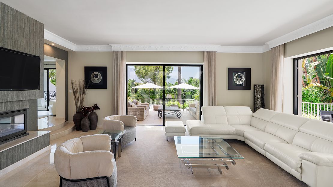 Andalusian-style villa with panoramic golf and mountain views in Las Brisas, Nueva Andalucía