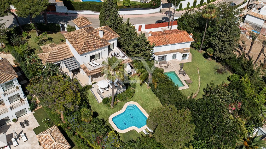 Andalusian-style villa with panoramic golf and mountain views in Las Brisas, Nueva Andalucía