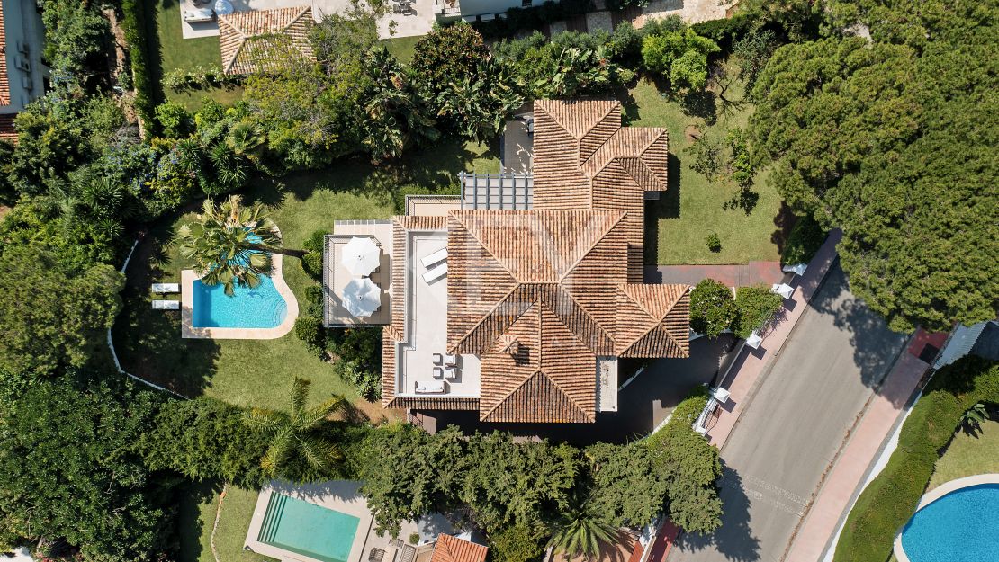 Andalusian-style villa with panoramic golf and mountain views in Las Brisas, Nueva Andalucía