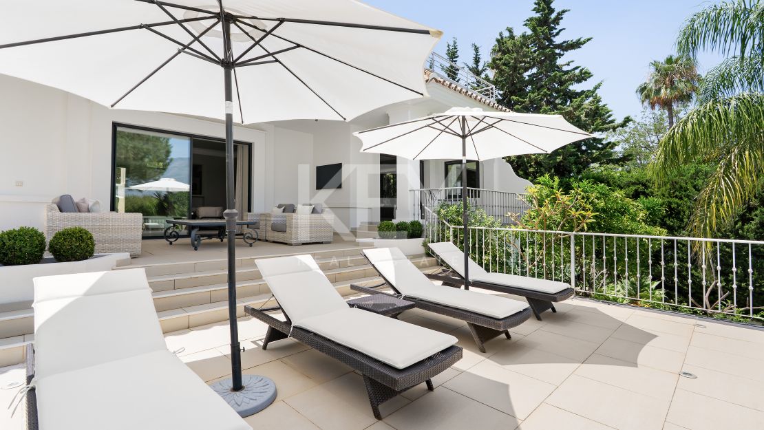 Andalusian-style villa with panoramic golf and mountain views in Las Brisas, Nueva Andalucía