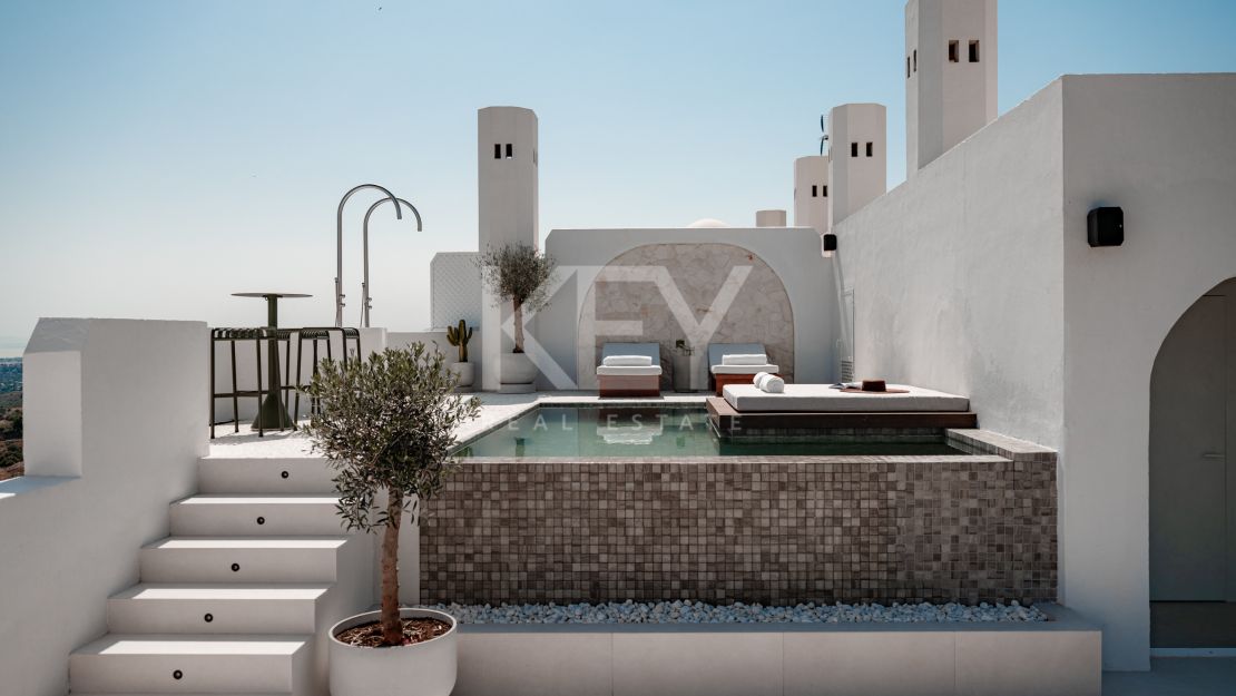 Реконструированный пентхаус с частным бассейном на крыше и видом на море на Золотой Миле Марбельи