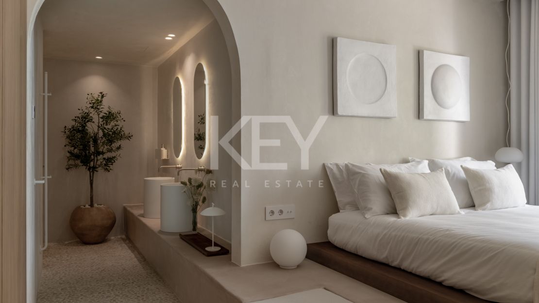 Реконструированный пентхаус с частным бассейном на крыше и видом на море на Золотой Миле Марбельи