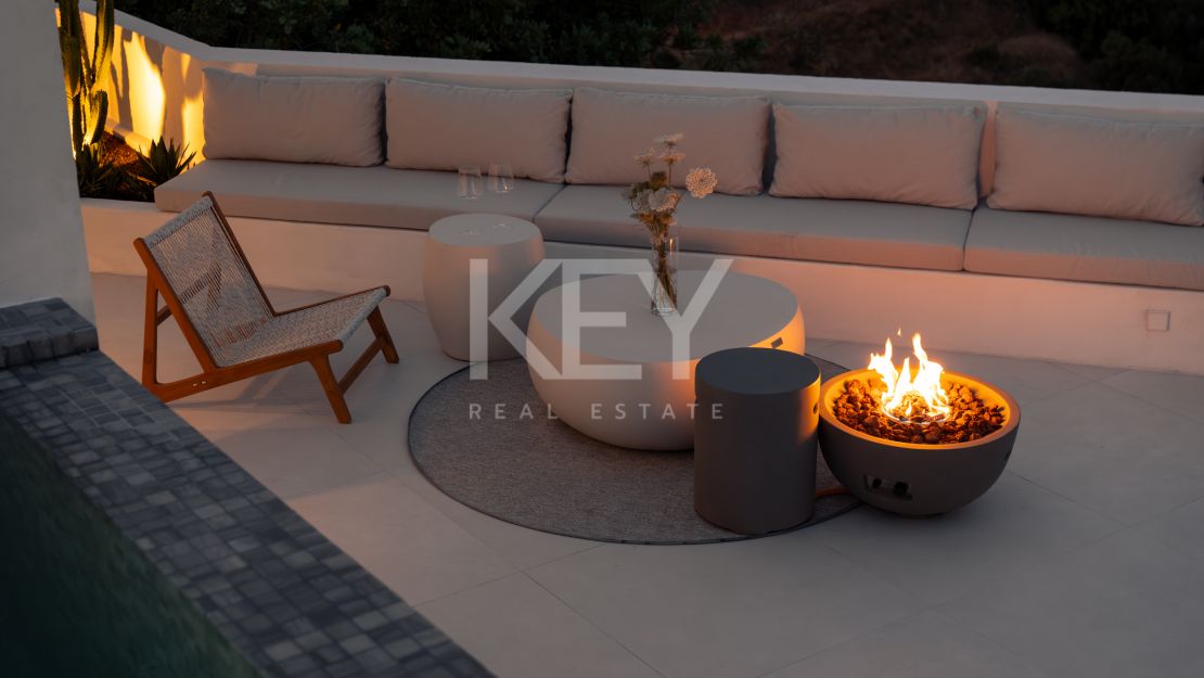 Реконструированный пентхаус с частным бассейном на крыше и видом на море на Золотой Миле Марбельи