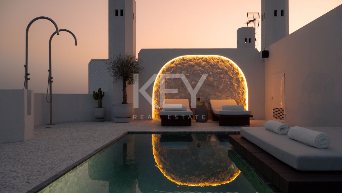 Ático renovado con piscina privada en la azotea y vistas al mar en la Milla de Oro de Marbella
