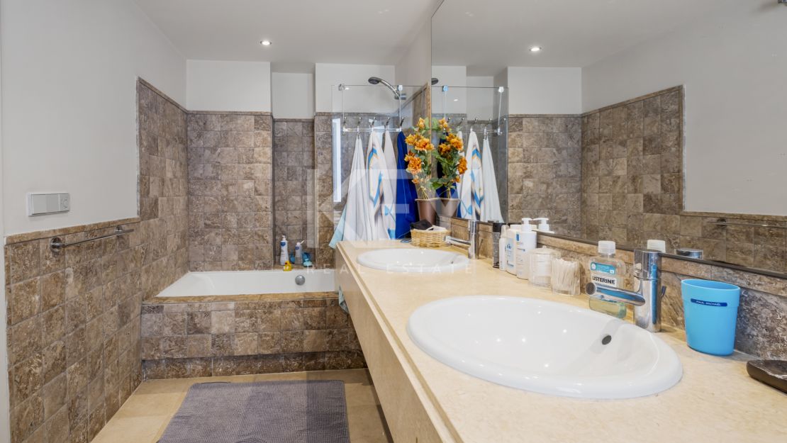 Duplex penthouse with private pool, sauna and panoramic sea views in Los Flamingos, Benahavis