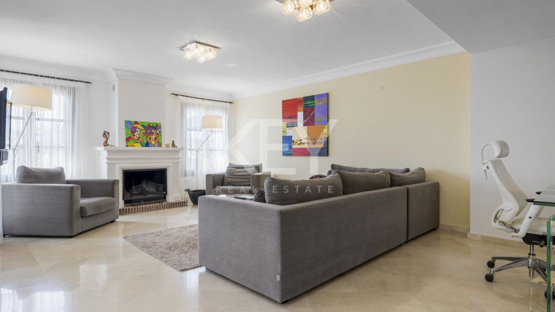 Renovated townhouse with private pool in La Perla de la Heredia, Benahavís