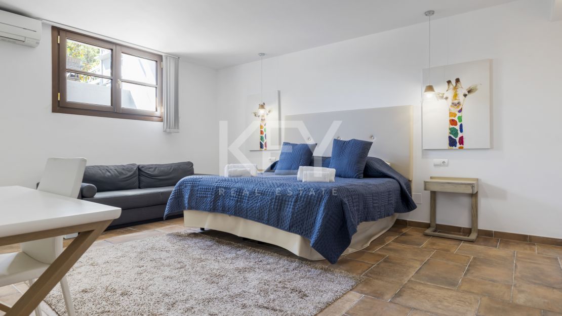 Renovated townhouse with private pool in La Perla de la Heredia, Benahavís