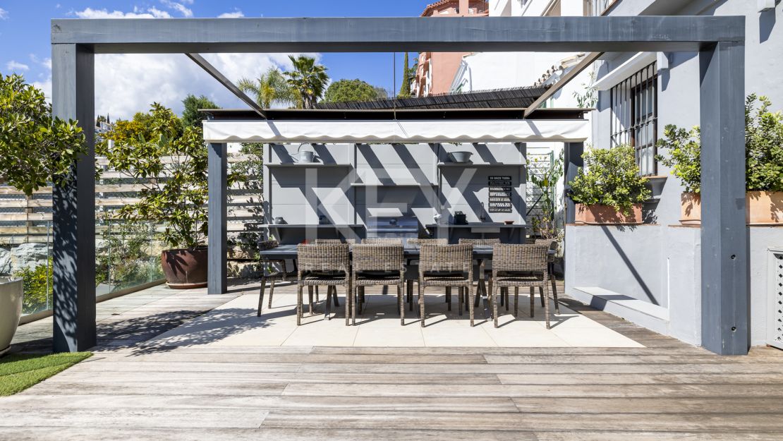 Renovated townhouse with private pool in La Perla de la Heredia, Benahavís