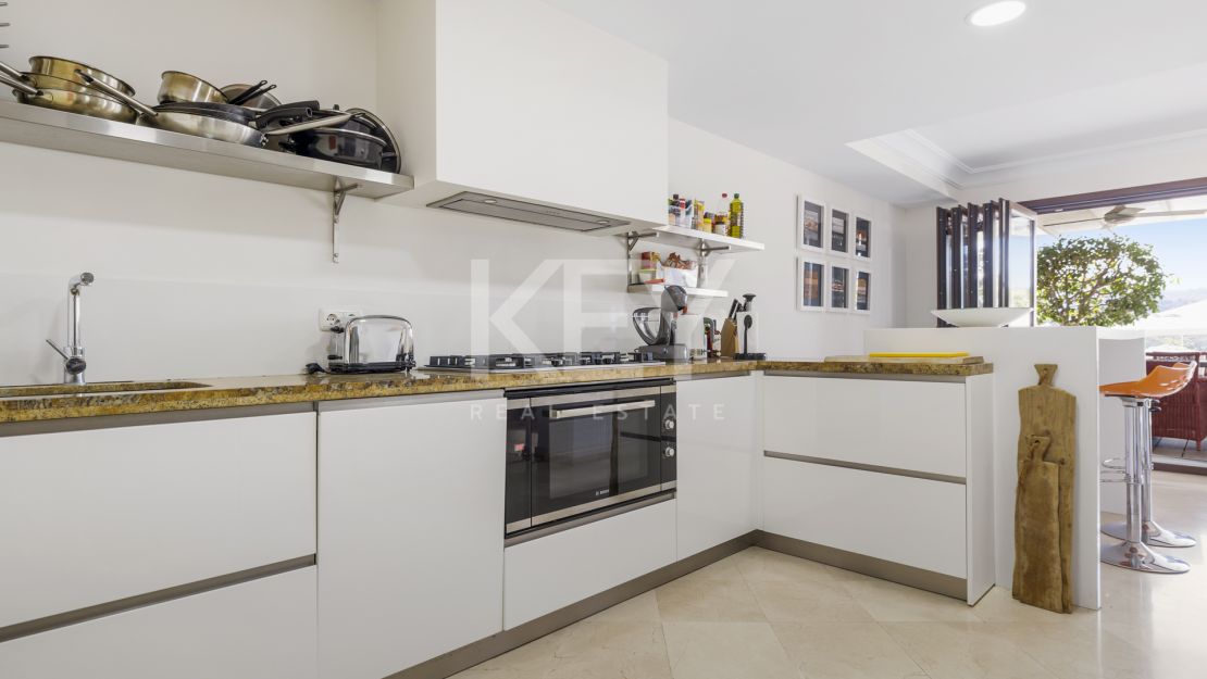 Renovated townhouse with private pool in La Perla de la Heredia, Benahavís