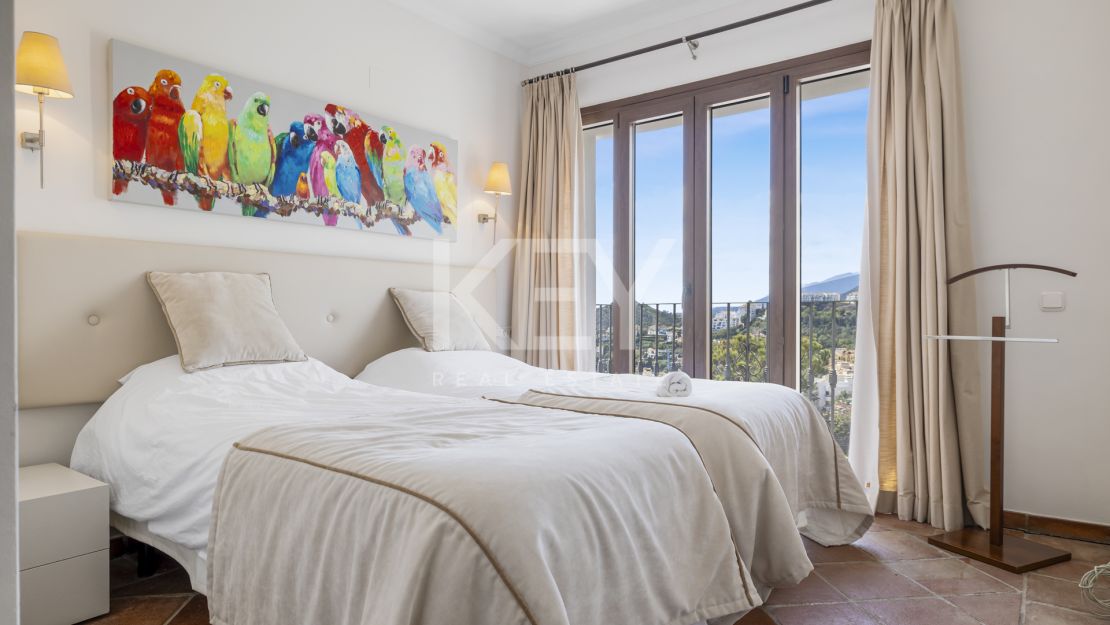 Renovated townhouse with private pool in La Perla de la Heredia, Benahavís