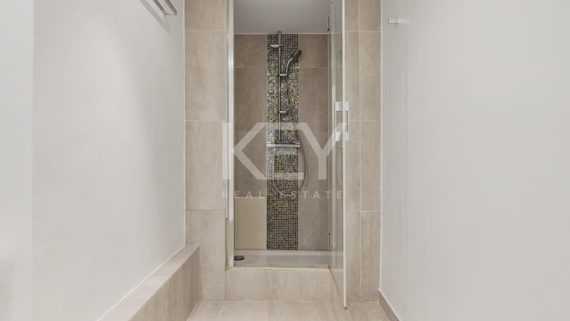 Renovated townhouse with private pool in La Perla de la Heredia, Benahavís