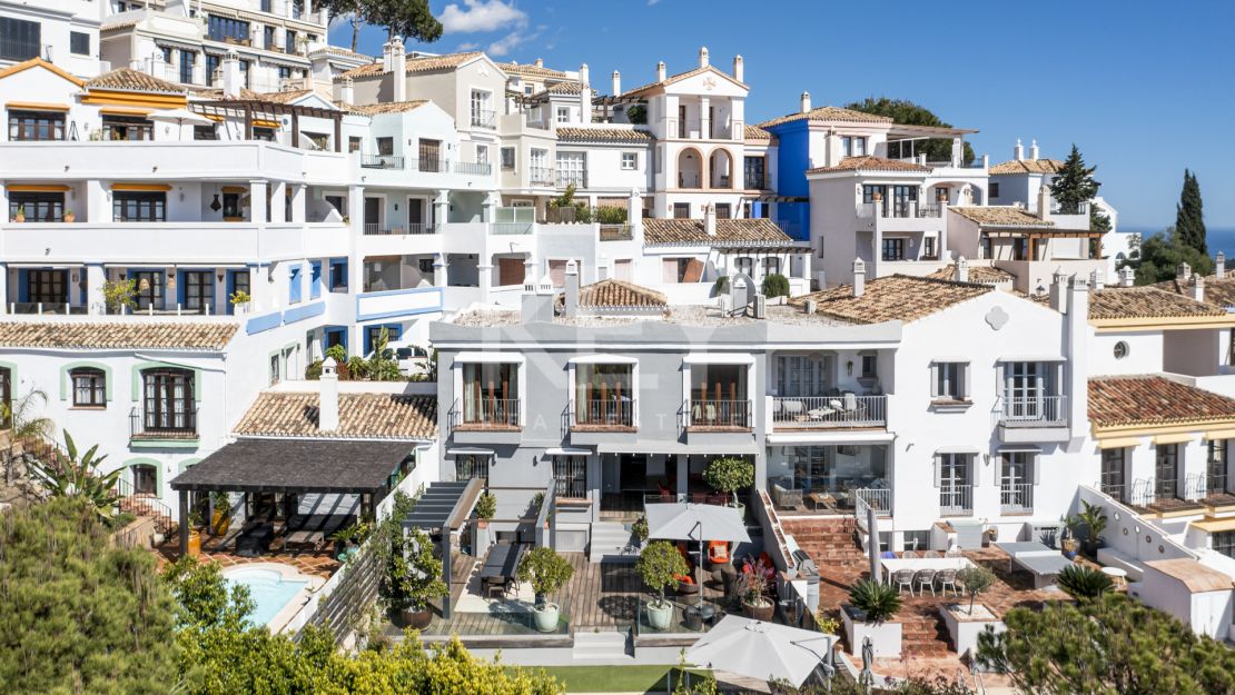 Renovated townhouse with private pool in La Perla de la Heredia, Benahavís