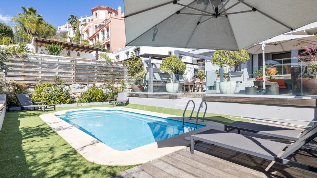 Renovated townhouse with private pool in La Perla de la Heredia, Benahavís