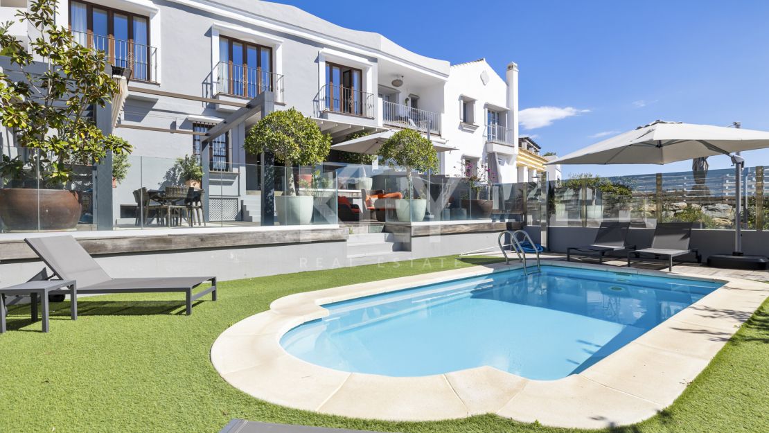 Renovated townhouse with private pool in La Perla de la Heredia, Benahavís