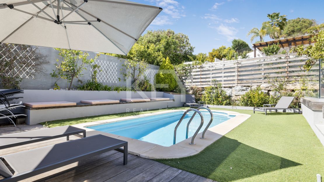 Renovated townhouse with private pool in La Perla de la Heredia, Benahavís