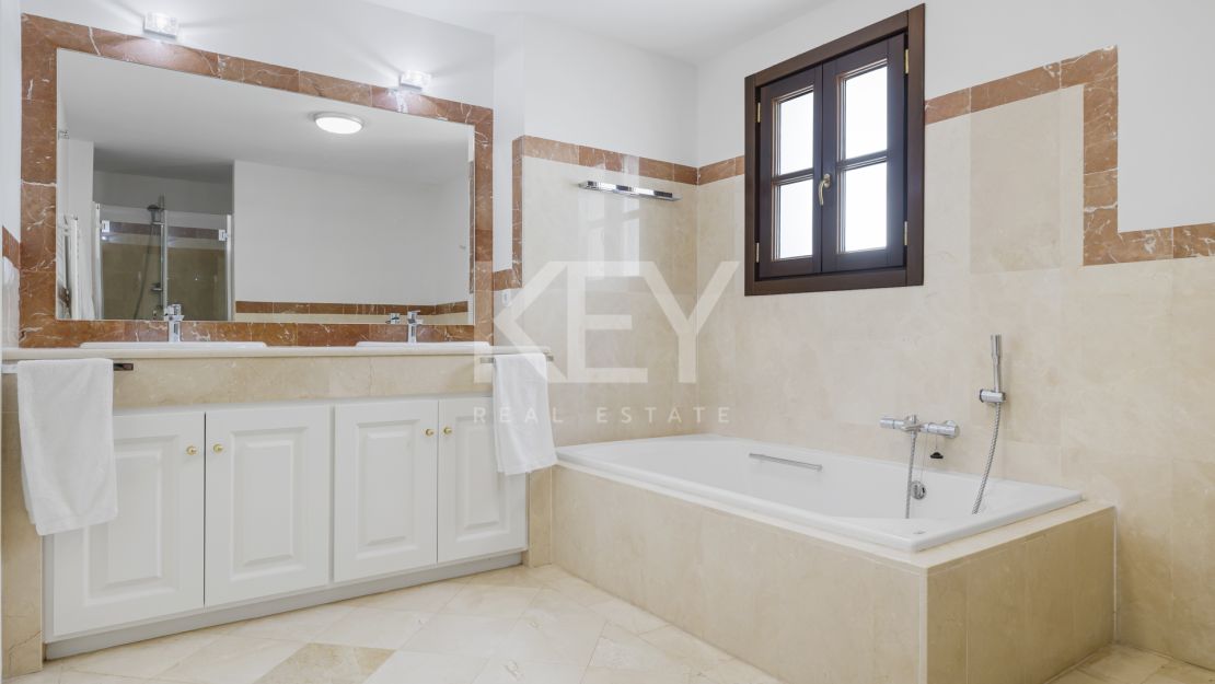 Renovated townhouse with private pool in La Perla de la Heredia, Benahavís