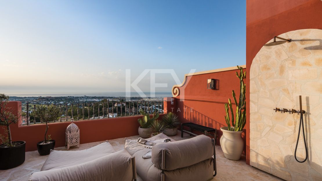 Fully renovated luxury penthouse with panoramic views in Monte Halcones, Benahavís