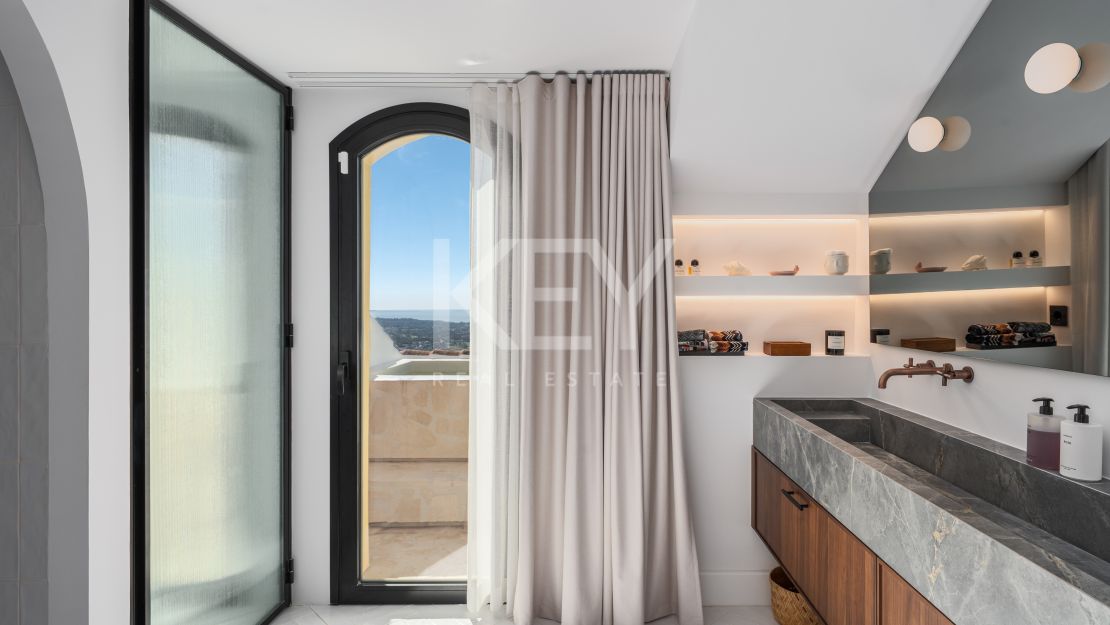 Fully renovated luxury penthouse with panoramic views in Monte Halcones, Benahavís