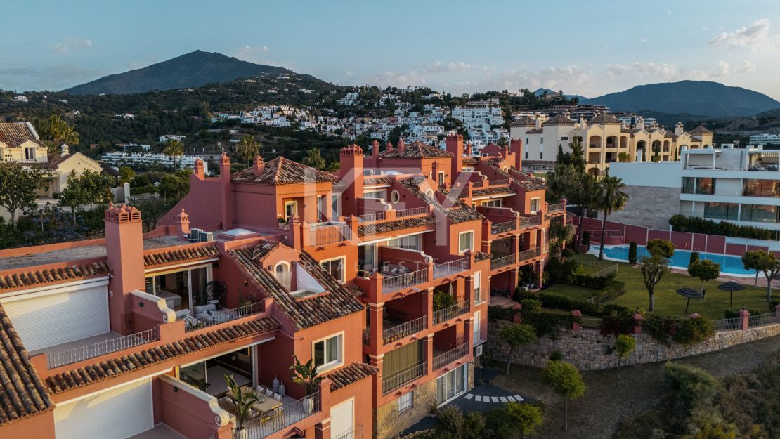 Fully renovated luxury penthouse with panoramic views in Monte Halcones, Benahavís