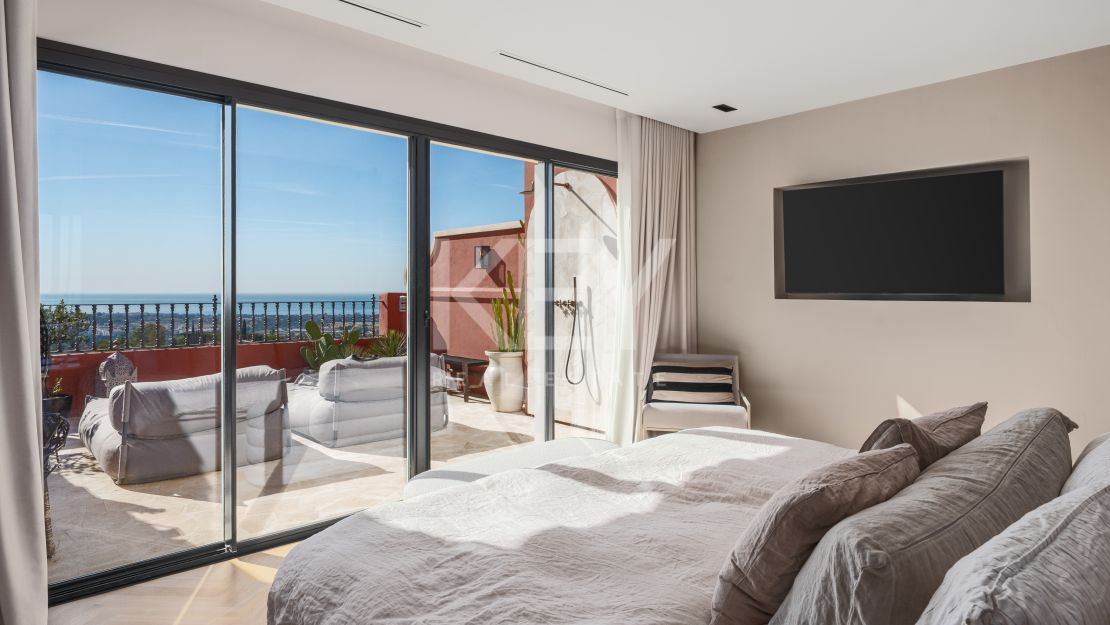Fully renovated luxury penthouse with panoramic views in Monte Halcones, Benahavís