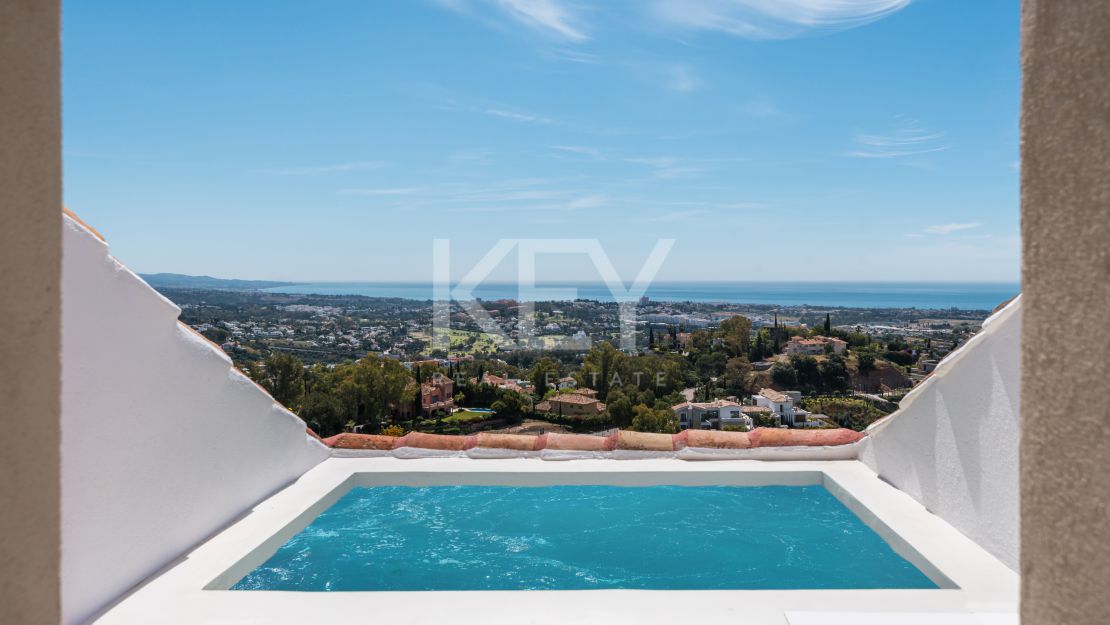 Fully renovated luxury penthouse with panoramic views in Monte Halcones, Benahavís