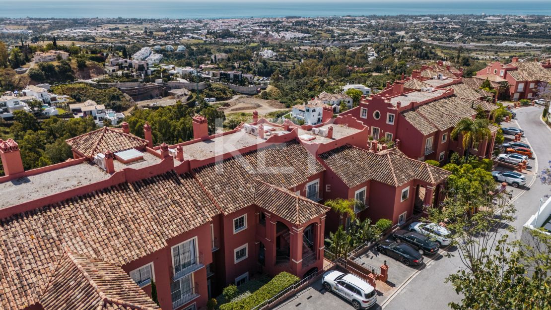 Fully renovated luxury penthouse with panoramic views in Monte Halcones, Benahavís