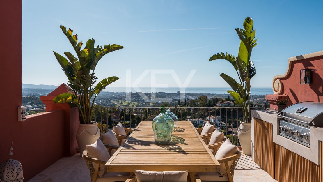 Fully renovated luxury penthouse with panoramic views in Monte Halcones, Benahavís