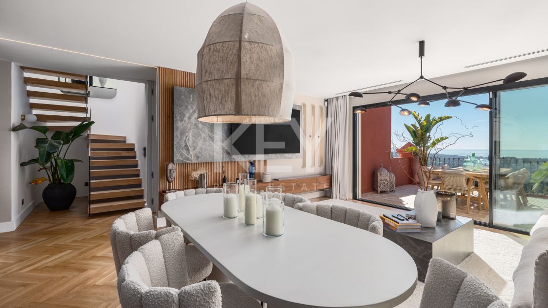 Fully renovated luxury penthouse with panoramic views in Monte Halcones, Benahavís