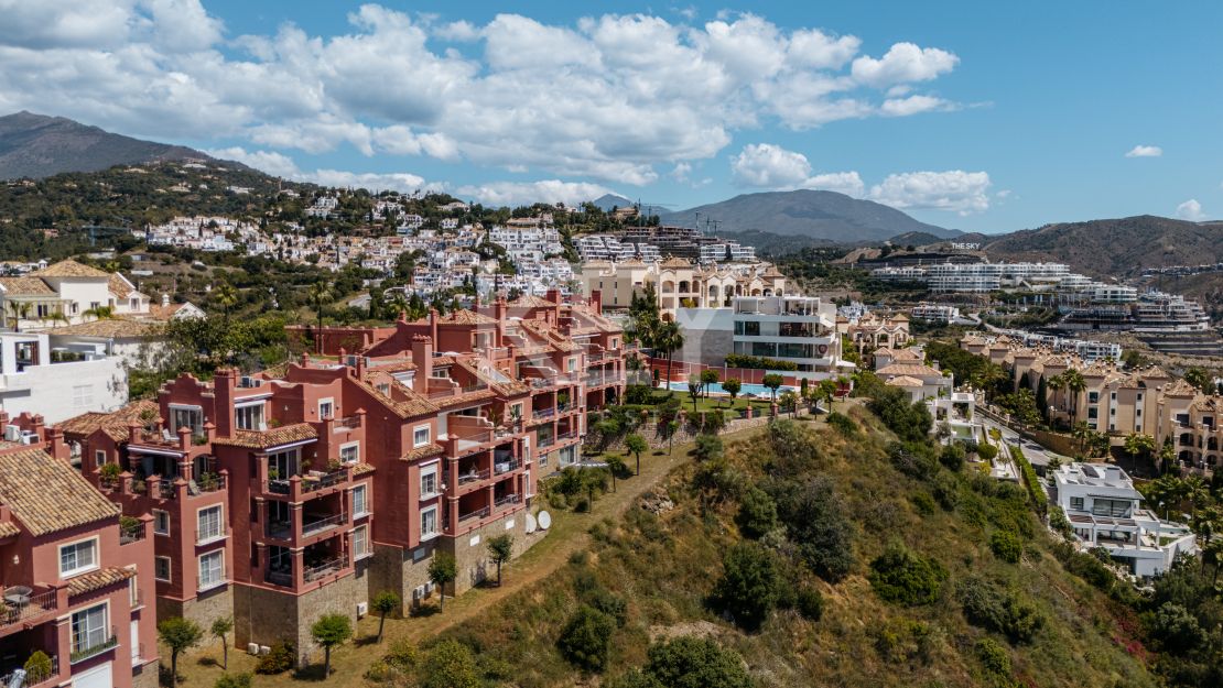 Fully renovated luxury penthouse with panoramic views in Monte Halcones, Benahavís
