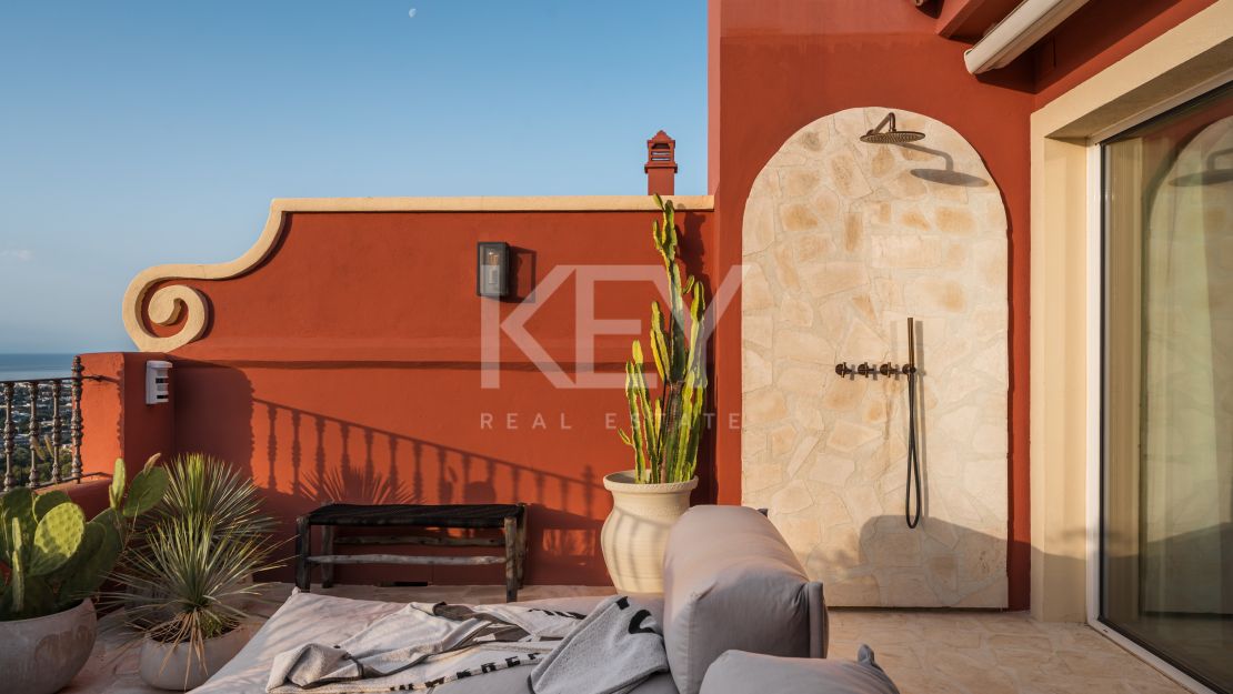 Fully renovated luxury penthouse with panoramic views in Monte Halcones, Benahavís