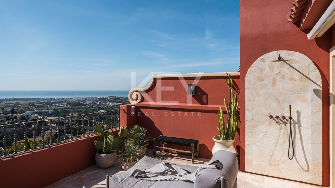 Fully renovated luxury penthouse with panoramic views in Monte Halcones, Benahavís