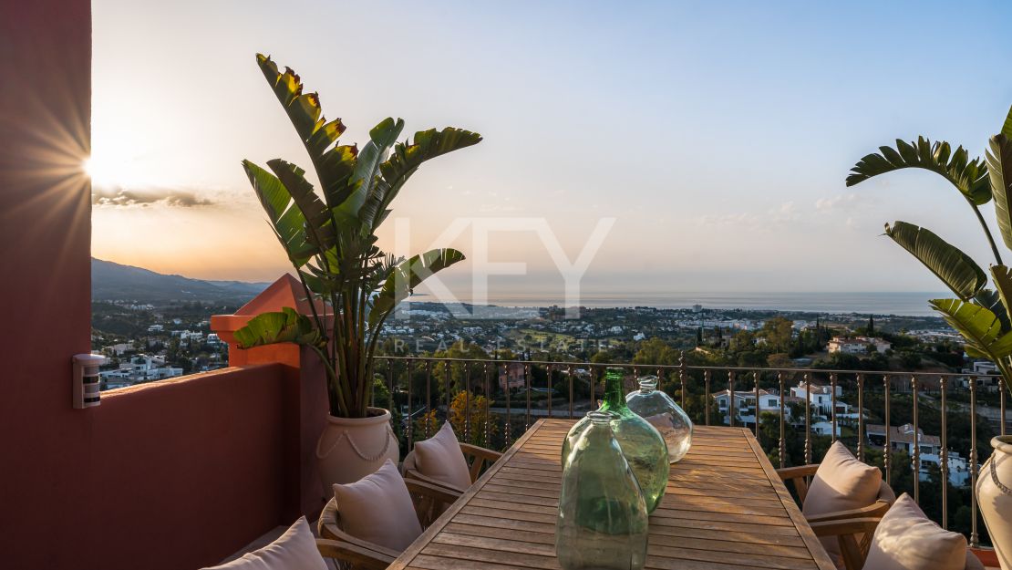 Fully renovated luxury penthouse with panoramic views in Monte Halcones, Benahavís