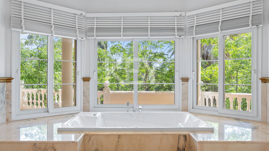 Вневременная неоклассическая вилла в Рочио-де-Нагуэлес, Золотая Миля Марбельи