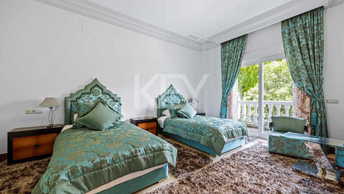 Вневременная неоклассическая вилла в Рочио-де-Нагуэлес, Золотая Миля Марбельи