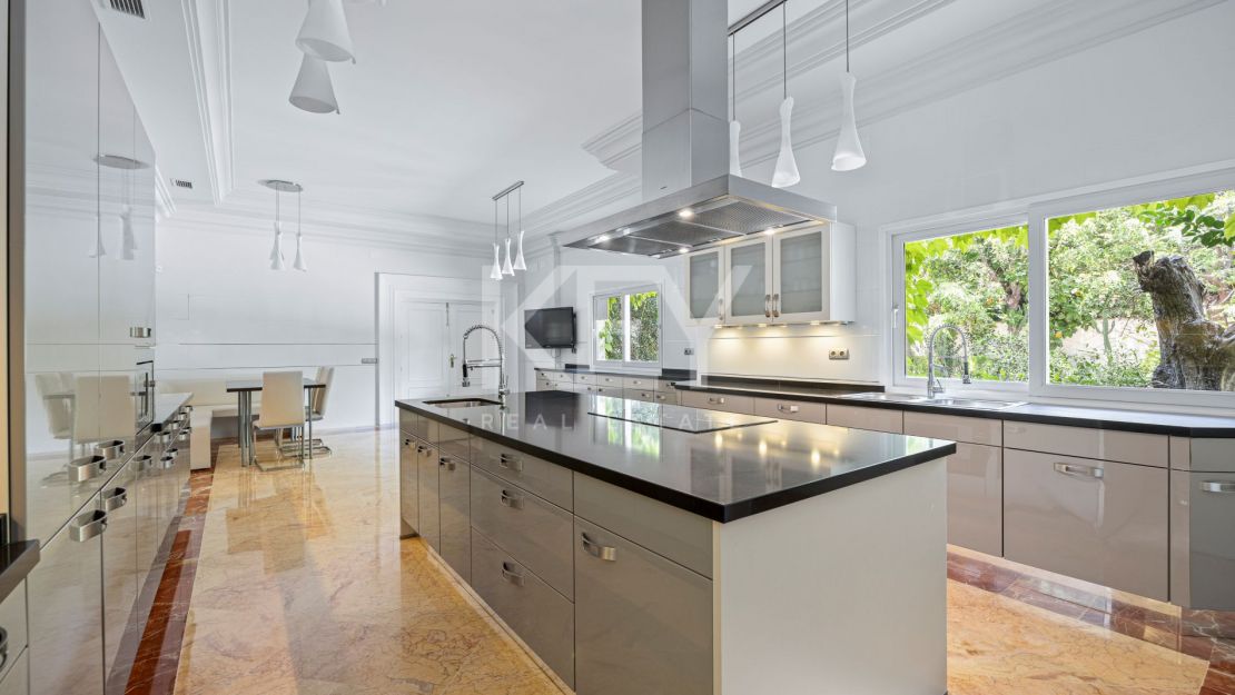 Вневременная неоклассическая вилла в Рочио-де-Нагуэлес, Золотая Миля Марбельи