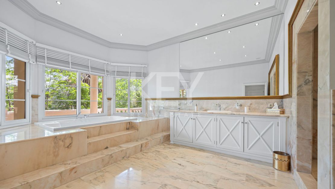 Вневременная неоклассическая вилла в Рочио-де-Нагуэлес, Золотая Миля Марбельи